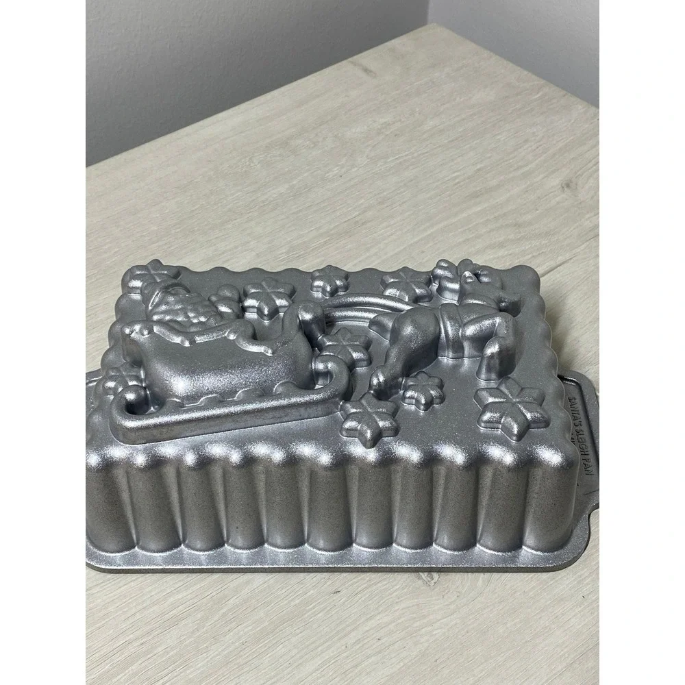 Nordic Ware Santa's Sleigh Loaf Pan Cast Aluminum 6 Cup Holiday Christmas USA